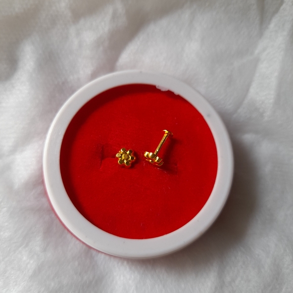 Beautiful new flower desine studs - Picture 6 of 8